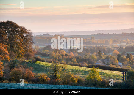 Chipping Campden im Herbst bei Sonnenaufgang. Chipping Campden, Gloucestershire, Cotswolds, England Stockfoto