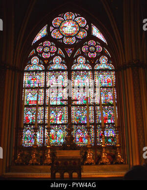 Eine der unglaublichen Glasfenster in der Kathedrale von Notre Dame in Paris, Frankreich. Stockfoto