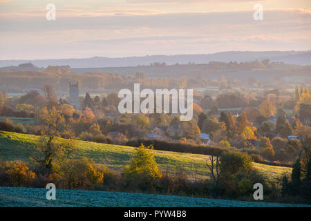 Chipping Campden im Herbst bei Sonnenaufgang. Chipping Campden, Gloucestershire, Cotswolds, England Stockfoto