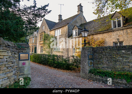 Lords of the Manor Hotel im Herbst bei Sonnenaufgang. Upper Slaughter. Cotswolds, Gloucestershire, England Stockfoto