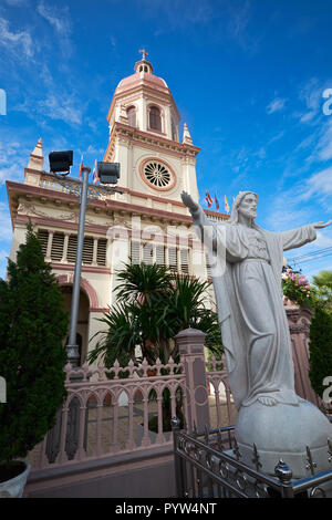 Das 18. Jahrhundert portugiesischen erbaute Kirche Santa Cruz in Bangkok, Thailand, neben dem Chao Phraya Fluss in einem ehemaligen christlichen Enklave Stockfoto