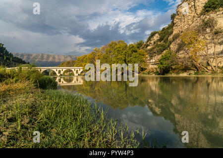 Osmanische Steinbogenbrücke Ura e Gorices über den Fluss Osum, Berat, Albanien, Europa | Osmanische Gorica Brücke über den Fluss Osum, Berat, Albanien, Stockfoto