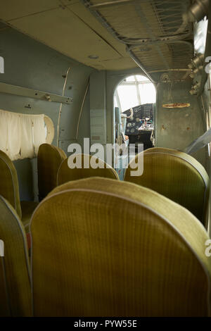 Die Raumgestaltung der Sitzgruppe aus einer alten stillgelegten Polar Frachtflugzeug jetzt stillgelegt. Stockfoto