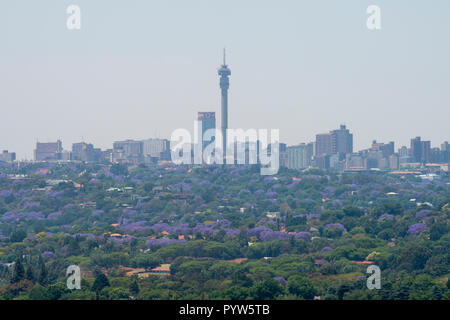 Johannesburg, Südafrika, 30. Oktober, 2018. Die Skyline von Johannesburg ist während der heißen Mittagssonne, Dienstag gesehen. Eva-Lotta Jansson/Alamy leben Nachrichten Stockfoto