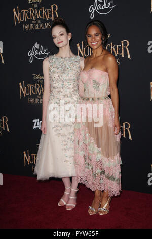Los Angeles, Kalifornien, USA. 29. Oktober, 2018. Mackenzie Foy, Misty Copeland 10/29/2018 die Uraufführung von "Der Nussknacker und der vier Bereiche' Ankunft gehalten am Ray Dolby Ballsaal in Los Angeles, CA Foto von Izumi Hasegawa/HNW/PictureLux Credit: PictureLux/Hollywood Archiv/Alamy leben Nachrichten Stockfoto