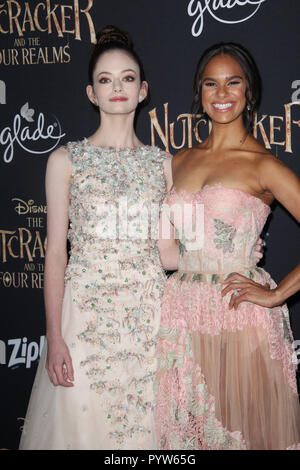 Los Angeles, Kalifornien, USA. 29. Oktober, 2018. Mackenzie Foy, Misty Copeland 10/29/2018 die Uraufführung von "Der Nussknacker und der vier Bereiche' Ankunft gehalten am Ray Dolby Ballsaal in Los Angeles, CA Foto von Izumi Hasegawa/HNW/PictureLux Credit: PictureLux/Hollywood Archiv/Alamy leben Nachrichten Stockfoto