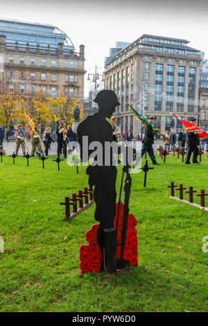 Glasgow, Schottland, Großbritannien. 30. Oktober, 2018. Stellvertretender Lord Lieutenant Herr Phil Green der Stadt Glasgow führte eine spezielle Gruppe von Kranz-Schichten bei der jährlichen Eröffnungsfeier der Glasgow Garten der Erinnerung, auf dem George Square. Mitglieder der bewaffneten Kräfte der Gemeinschaft einschließlich der Veteranen der ergreifende Ereignis, das den Beginn der traditionellen zwei Woche Erinnerung Zeitraums markiert besucht. Credit: Findlay/Alamy leben Nachrichten Stockfoto