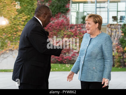 Berlin, Deutschland. 30 Okt, 2018. Bundeskanzlerin Angela Merkel (CDU) begrüßt Cyril Ramaphosa, Präsident von Südafrika, der Afrika-Gipfel der Bundesregierung als Teil des "Compact mit Afrika"-Konferenz in Berlin. Quelle: Bernd von Jutrczenka/dpa/Alamy leben Nachrichten Stockfoto