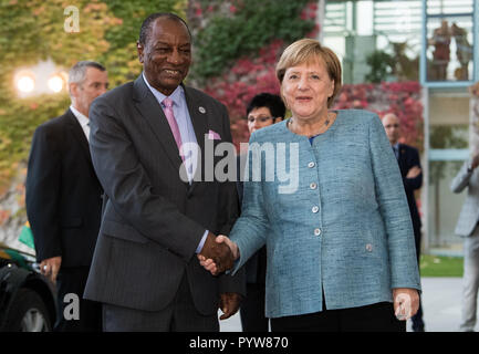 Berlin, Deutschland. 30 Okt, 2018. Bundeskanzlerin Angela Merkel (CDU) empfängt Alpha Condé, der Präsident der Republik Guinea, für die Afrika-Gipfel der Bundesregierung als Teil des "Compact mit Afrika"-Konferenz in Berlin. Quelle: Bernd von Jutrczenka/dpa/Alamy leben Nachrichten Stockfoto