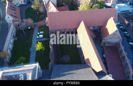 Stralsund, Deutschland. 30 Okt, 2018. Blick auf die historischen Gebäude auf dem Gelände des Johanniskloster in der Altstadt. Am gleichen Tag, die denkmalpfleger und Restauratoren präsentiert die Restaurierung der St. John's Kloster in Stralsund. Die Trocknung und Stabilisierung der Wände und Böden hatte unterwegs Seit 2015. er Kloster und das Stadtarchiv untergebracht in es in 2012 wegen einer Form Skandal, der auch historische Bücher betroffenen gelöscht werden musste. (Foto mit einer Drohne) Credit: Stefan Sauer/dpa/ZB/dpa/Alamy leben Nachrichten Stockfoto