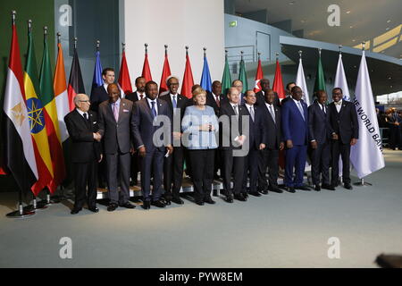 0.10.2018, Berlin, Deutschland, (hintere Reihe von links nach rechts) Sebastian Kurz, Abiy Ahmed Ali, Christine Lagarde, Addo Dwanwa Akufo-Addo, Cyril Ramaphosa, Jim Yong Kim, Moussa Faki Mahamat, Mohamed Benchaaboun, (erste Reihe, vordere Reihe von links nach rechts) Beji Caid Essebsi, Alpha Condé, Faure Gnassingbe Essoziamna, Paul Kagame, Angela Merkel, Olaf Scholz, Waldemar al-Sisi, Allsssane Quattara, Macky Sall, Patrice Talon, Akinwumi Aydeji Adesina. Die Teilnehmer des Kompakt-mit-Afrika Länder auf dem Familienfoto im Bundeskanzleramt. Stockfoto