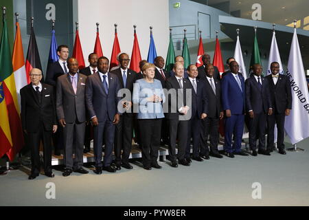 0.10.2018, Berlin, Deutschland, (hintere Reihe von links nach rechts) Sebastian Kurz, Abiy Ahmed Ali, Christine Lagarde, Addo Dwanwa Akufo-Addo, Cyril Ramaphosa, Jim Yong Kim, Moussa Faki Mahamat, Mohamed Benchaaboun, (erste Reihe, vordere Reihe von links nach rechts) Beji Caid Essebsi, Alpha Condé, Faure Gnassingbe Essoziamna, Paul Kagame, Angela Merkel, Olaf Scholz, Waldemar al-Sisi, Allsssane Quattara, Macky Sall, Patrice Talon, Akinwumi Aydeji Adesina. Die Teilnehmer des Kompakt-mit-Afrika Länder auf dem Familienfoto im Bundeskanzleramt. Stockfoto