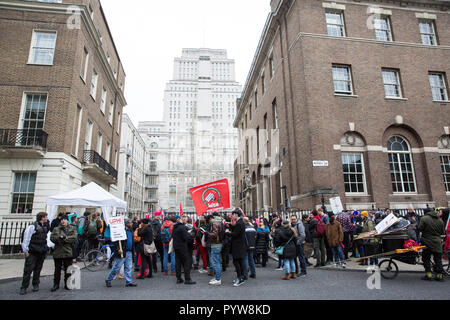 London, Großbritannien. 30. Oktober, 2018. Mitglieder und Anhänger der unabhängige Arbeiter von Großbritannien (IWGB) Gewerkschaft. März zusammen mit anderen prekären Arbeiterinnen aus den Büros von Transport for London, der Universität von London über das Berufungsgericht zur Unterstützung der Uber die Treiber, die auf der Suche sind die Rechte der Beschäftigten. Das Berufungsgericht wird heute ein Appell von Uber gegen ein Urteil, dass seine Fahrer sind Arbeitnehmer eher als Selbständige hören. Credit: Mark Kerrison/Alamy leben Nachrichten Stockfoto