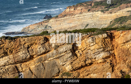 Farol do Cabo Espichel, Portugal. Dienstag, 30.Oktober 2018: Die Portugiesische Luftwaffe mehr insbesondere 751 Squadron Search&Rescue unter ihrer Agustawestland AW101 Merlin vor der Küste während der starke Winde und stürmischen Wetter heute in der Nähe von Kap Espichel Leuchtturm während einer Rettungsaktion. Credit: Veteran Fotografie/Alamy leben Nachrichten Stockfoto