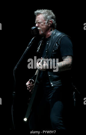 Albany, New York, USA. 29. Oktober, 2018. James Hetfield von METALLICA führt im Konzert an Times Union Center am 29. Oktober 2018 in Albany, New York. Credit: Debby Wong/Alamy leben Nachrichten Stockfoto