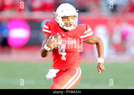 Houston, Texas, USA. 27 Okt, 2018. Houston Cougars quarterback D'Eriq König (4), trägt die Kugel upfield im vierten Quartal des NCAA Football Spiel zwischen den Houston Cougars und das South Florida Bulls an Tdecu. Credit: Erik Williams/ZUMA Draht/Alamy leben Nachrichten Stockfoto