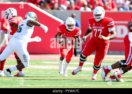 Houston, Texas, USA. 27 Okt, 2018. Houston Cougars quarterback D'Eriq König (4), trägt die Kugel upfield im ersten Quartal des NCAA Football Spiel zwischen den Houston Cougars und das South Florida Bulls an Tdecu. Credit: Erik Williams/ZUMA Draht/Alamy leben Nachrichten Stockfoto