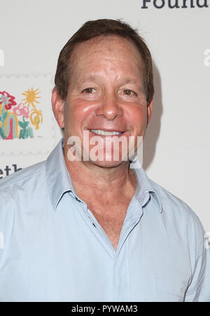 Cuver City, Kalifornien, USA. 27 Okt, 2018. Steve Guttenberg während Ankunft der Elizabeth Glaser Pediatric AIDS Foundation der Jährliche'' eine Zeit für Helden'' Familie Festival. Credit: Faye Sadou/AdMedia/ZUMA Draht/Alamy leben Nachrichten Stockfoto