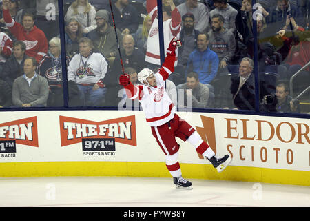 Columbus, OH, USA. 30 Okt, 2018. Detroit Red Wings Zentrum Dylan Larkin (71) reagiert auf ein Ziel in der ersten Periode in einem Spiel zwischen den Detroit Red Wings und den Columbus Blue Jackets in der Nationwide Arena in Columbus, OH. Aaron Doster/CSM/Alamy leben Nachrichten Stockfoto