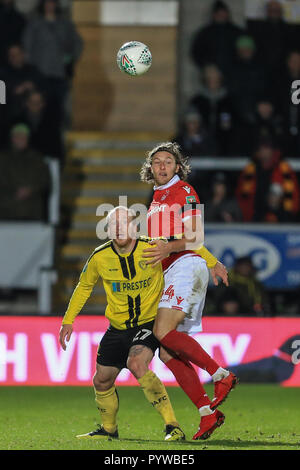 Burton upon Trent, Großbritannien. 30 Okt, 2018. Carabao EFL Cup, Vierte Runde, Burton Albion v Nottingham Forest: Michael Hefele (44) von Nottingham Forest und Liam Boyce (27) von Burton Albion dual für die Kugel Credit: Mark Cosgrove/News Bilder der Englischen Football League Bilder unterliegen DataCo Lizenz Credit: Aktuelles Bilder/Alamy leben Nachrichten Stockfoto