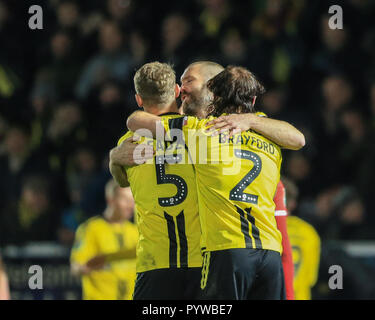 Burton upon Trent, Großbritannien. 30 Okt, 2018. Carabao EFL Cup, Vierte Runde, Burton Albion v Nottingham Forest: Jake Buxton (03) von Burton Albion Kyle McFadzean (05) von Burton Albion und John brayford (02) von Burton Albion feiern ihren Sieg und in Runde 5 zum ersten Mal in burtons Geschichte Gutschrift gehen: Mark Cosgrove/News Bilder der Englischen Football League Bilder unterliegen DataCo Lizenz Credit: Aktuelles Bilder/Alamy leben Nachrichten Stockfoto