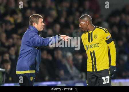 Burton upon Trent, Großbritannien. 30 Okt, 2018. Carabao EFL Cup, Vierte Runde, Burton Albion v Nottingham Forest: Nigel Clough Manager von Burton Albion gibt Marvin Sordell (17) von Burton Albion Anweisungen Credit: Mark Cosgrove/News Bilder der Englischen Football League Bilder unterliegen DataCo Lizenz Credit: Aktuelles Bilder/Alamy leben Nachrichten Stockfoto