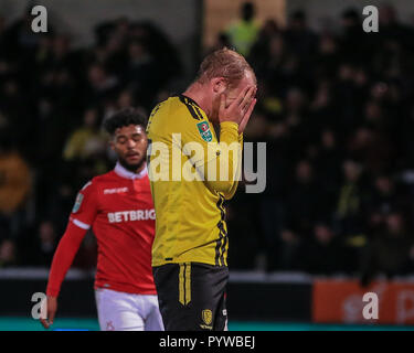 Burton upon Trent, Großbritannien. 30 Okt, 2018. Carabao EFL Cup, Vierte Runde, Burton Albion v Nottingham Forest: Liam Boyce (27) von Burton Albion hält seinen Kopf in seine Hände, als er eine Strafe Credit vermisst: Mark Cosgrove/News Bilder der Englischen Football League Bilder unterliegen dem DataCo Lizenz Credit: Aktuelles Bilder/Alamy leben Nachrichten Stockfoto