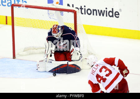 Columbus, OH, USA. 30 Okt, 2018. Columbus Blue Jackets Torwart Sergej Bobrovsky (72) Macht ein Pad während des zweiten Zeitraums in einem Spiel zwischen den Detroit Red Wings und den Columbus Blue Jackets in der Nationwide Arena in Columbus, OH- speichern. Aaron Doster/CSM/Alamy leben Nachrichten Stockfoto