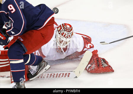 Columbus, OH, USA. 30 Okt, 2018. Detroit Red Wings Torwart Jimmy Howard (35) macht eine Speichern während des zweiten Zeitraums in einem Spiel zwischen den Detroit Red Wings und den Columbus Blue Jackets in der Nationwide Arena in Columbus, OH. Aaron Doster/CSM/Alamy leben Nachrichten Stockfoto