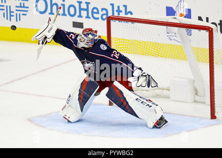 Columbus, OH, USA. 30 Okt, 2018. Columbus Blue Jackets Torwart Sergej Bobrovsky (72) Macht ein Pad während des zweiten Zeitraums in einem Spiel zwischen den Detroit Red Wings und den Columbus Blue Jackets in der Nationwide Arena in Columbus, OH- speichern. Aaron Doster/CSM/Alamy leben Nachrichten Stockfoto