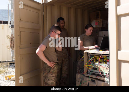 Bagram, Afghanistan. 30 Okt, 2018. Die Vereinigten Staaten sind die Nummer eins in der Luft Unterstützung in Afghanistan im Rahmen der NATO-Operation der entschlossenen Unterstützung. Die 101St Airborne Combat Aviation Brigade ist die Bereitstellung von Unterstützung für die afghanische Armee sowie im Training. Alle in den Hoffnungen für eine sicherere Afghanistan. Soldaten Einrichten eines sicheren Internet Protocol Router/nicht-sicheren Internet Protocol Router (Sipr/dem Nipr) Access Point (SNAP) Satelliten. Ein Terminal, aufgefangen wird das aktuelle Netzwerk Fähigkeiten zu erweitern, um den Netzwerkzugriff auf Unternehmen und Team Mitglieder zu erweitern. (Cr Stockfoto