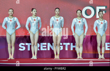 Doha, Katar. 30 Okt, 2018. Die Mitglieder von Team China bis Zeile vor Team Finale bei den 2018 Abb. Gymnastics World Championships in Doha, der Hauptstadt von Katar, Okt. 30, 2018 bei den Frauen. Credit: Nikku/Xinhua/Alamy leben Nachrichten Stockfoto