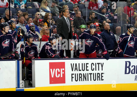 Columbus, OH, USA. 30 Okt, 2018. Columbus Blue Jackets Head Coach John tortorella steht auf der Bank während der dritten Periode in einem Spiel zwischen den Detroit Red Wings und den Columbus Blue Jackets in der Nationwide Arena in Columbus, OH. Aaron Doster/CSM/Alamy leben Nachrichten Stockfoto