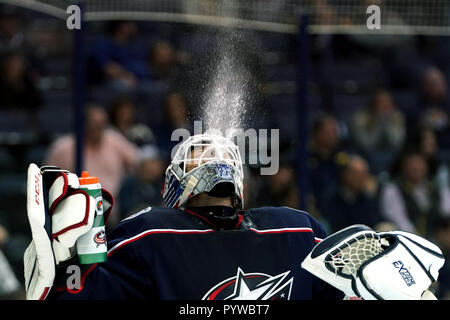 Columbus, OH, USA. 30 Okt, 2018. Columbus Blue Jackets Torwart Sergej Bobrovsky (72) Sprays Wasser in die Luft während der dritten Periode in einem Spiel zwischen den Detroit Red Wings und den Columbus Blue Jackets in der Nationwide Arena in Columbus, OH. Aaron Doster/CSM/Alamy leben Nachrichten Stockfoto