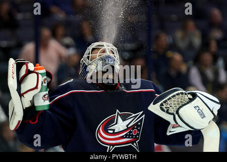 Columbus, OH, USA. 30 Okt, 2018. Columbus Blue Jackets Torwart Sergej Bobrovsky (72) Sprays Wasser in die Luft während der dritten Periode in einem Spiel zwischen den Detroit Red Wings und den Columbus Blue Jackets in der Nationwide Arena in Columbus, OH. Aaron Doster/CSM/Alamy leben Nachrichten Stockfoto