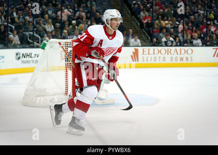 Columbus, OH, USA. 30 Okt, 2018. Detroit Red Wings Zentrum Dylan Larkin (71 Schlittschuhe während der dritten Periode in einem Spiel zwischen den Detroit Red Wings und den Columbus Blue Jackets in der Nationwide Arena in Columbus, OH. Aaron Doster/CSM/Alamy leben Nachrichten Stockfoto