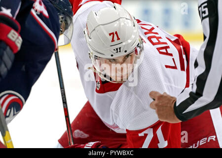 Columbus, OH, USA. 30 Okt, 2018. Detroit Red Wings Zentrum Dylan Larkin (71) erwartet die Face-off während der dritten Periode in einem Spiel zwischen den Detroit Red Wings und den Columbus Blue Jackets in der Nationwide Arena in Columbus, OH. Aaron Doster/CSM/Alamy leben Nachrichten Stockfoto