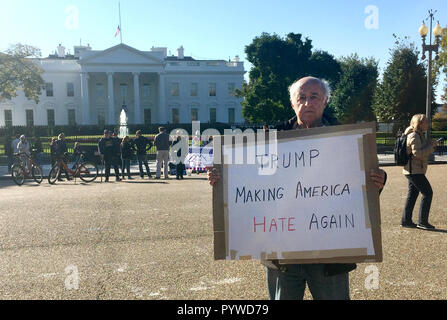 Washington, USA. 30 Okt, 2018. Demonstrator Joe demonstriert vor dem Weißen Haus mit einem Schild, auf dem "Trumpf, die Amerika hassen Wieder'. Dies ist eine Modifikation des Trump Kampagne Slogan 'Making Amerika groß wieder'. Nach einer Serie von Briefbomben und ein Attentat auf die Synagoge in Pittsburgh, Kritiker werfen Trumpf der Anstiftung zum Hass mit seiner Rhetorik. (Dpa Thema Paket für den Kongress Wahlen (halbzeiten) in den USA am 31.10.2018) Credit: Can Merey/dpa/Alamy leben Nachrichten Stockfoto