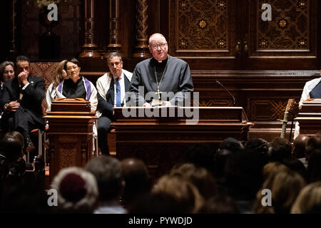 New York, New York, USA. 30 Okt, 2018. Kardinal Timothy Dolan auf der interreligiösen Gebetswache für das Schießen auf den Baum des Lebens Synagoge in Pittsburgh, Pennsylvania (27. Oktober) am zentralen Synagoge in New York City. Credit: SOPA Images Limited/Alamy leben Nachrichten Stockfoto