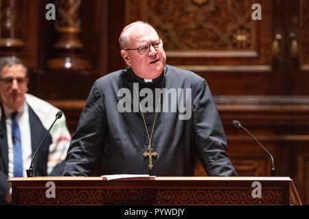 New York, New York, USA. 30 Okt, 2018. Kardinal Timothy Dolan auf der interreligiösen Gebetswache für das Schießen auf den Baum des Lebens Synagoge in Pittsburgh, Pennsylvania (27. Oktober) am zentralen Synagoge in New York City. Credit: SOPA Images Limited/Alamy leben Nachrichten Stockfoto