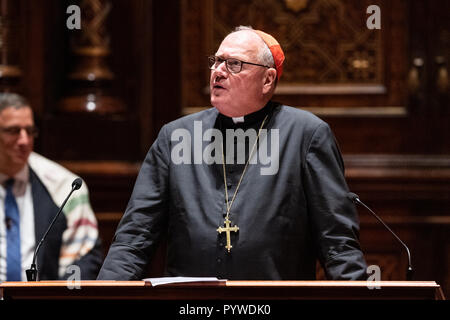 New York, New York, USA. 30 Okt, 2018. Kardinal Timothy Dolan auf der interreligiösen Gebetswache für das Schießen auf den Baum des Lebens Synagoge in Pittsburgh, Pennsylvania (27. Oktober) am zentralen Synagoge in New York City. Credit: SOPA Images Limited/Alamy leben Nachrichten Stockfoto