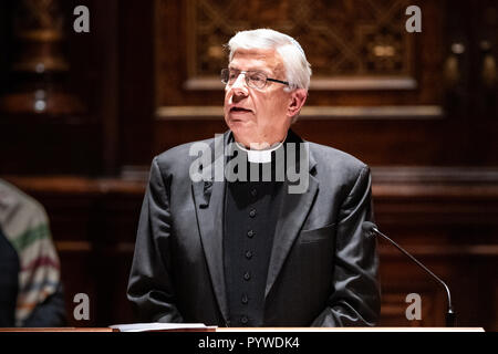 New York, New York, USA. 30 Okt, 2018. Pastor Amandus Derr Rede beim interreligiösen Gebet für das Schießen auf den Baum des Lebens Synagoge in Pittsburgh, Pennsylvania (27. Oktober) am zentralen Synagoge in New York City. Credit: SOPA Images Limited/Alamy leben Nachrichten Stockfoto