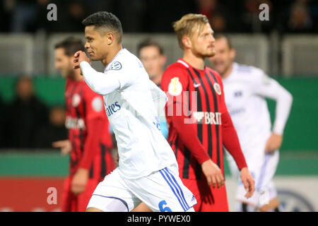 Wiesbaden, Deutschland. 30 Okt, 2018. Fussball: DFB-Pokal, SV Wehen Wiesbaden - Hamburger SV, 2. Runde in der BRITA-Arena. Douglas Santos aus Hamburg jubelt nach seinem Tor zum 0:3. Quelle: Thomas Frey/dpa/Alamy leben Nachrichten Stockfoto