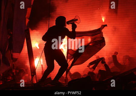 Wiesbaden, Deutschland. 30 Okt, 2018. Fussball: DFB-Pokal, SV Wehen Wiesbaden - Hamburger SV, 2. Runde in der BRITA-Arena. Die Hamburger fans Pyros entzünden. Quelle: Thomas Frey/dpa/Alamy leben Nachrichten Stockfoto