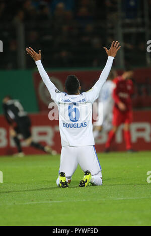 Wiesbaden, Deutschland. 30 Okt, 2018. Fussball: DFB-Pokal, SV Wehen Wiesbaden - Hamburger SV, 2. Runde in der BRITA-Arena. Hamburger Douglas Santos cheers. Quelle: Thomas Frey/dpa/Alamy leben Nachrichten Stockfoto