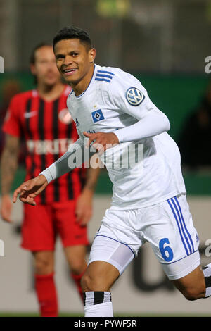 Wiesbaden, Deutschland. 30 Okt, 2018. Fussball: DFB-Pokal, SV Wehen Wiesbaden - Hamburger SV, 2. Runde in der BRITA-Arena. Hamburger Douglas Santos cheers nach dem 3-0. Quelle: Thomas Frey/dpa/Alamy leben Nachrichten Stockfoto