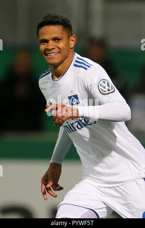 Wiesbaden, Deutschland. 30 Okt, 2018. Fussball: DFB-Pokal, SV Wehen Wiesbaden - Hamburger SV, 2. Runde in der BRITA-Arena. Hamburger Douglas Santos cheers nach dem 3-0. Quelle: Thomas Frey/dpa/Alamy leben Nachrichten Stockfoto