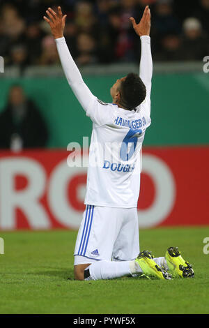 Wiesbaden, Deutschland. 30 Okt, 2018. Fussball: DFB-Pokal, SV Wehen Wiesbaden - Hamburger SV, 2. Runde in der BRITA-Arena. Hamburger Douglas Santos cheers nach dem 3-0. Quelle: Thomas Frey/dpa/Alamy leben Nachrichten Stockfoto