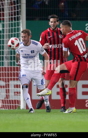 Wiesbaden, Deutschland. 30 Okt, 2018. Fussball: DFB-Pokal, SV Wehen Wiesbaden - Hamburger SV, 2. Runde in der BRITA-Arena. Hamburger Lewis Holtby (l) und der Wiesbadener Sebastian Mrowca Kampf um den Ball. Quelle: Thomas Frey/dpa/Alamy leben Nachrichten Stockfoto