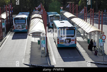 Neubrandenburg, Deutschland. 30 Okt, 2018. Der Busbahnhof. Quelle: Bernd Wüstneck/dpa-Zentralbild/dpa/Alamy leben Nachrichten Stockfoto